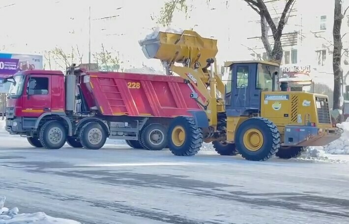 Олег Имамеев более 10 тысяч тонн снега вывезли с улиц Благовещенска с начала действия режима ЧС