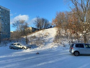 На Дальнем Востоке ребенок скатился с горки прямо под машину