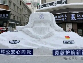 Матрешки медведи и парень в ушанке В Хэйхэ создали галерею снеговиков фото