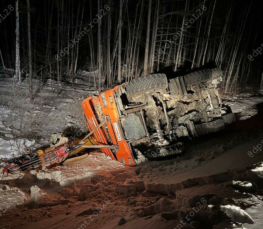 В Амурской области изза снежных заносов перевернулся тяжелый кран