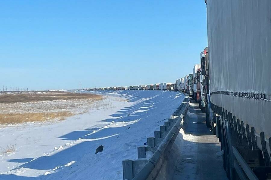 Фур скопилось больше 100 перед мостом через Амур в Хэйхэ водители живут в пробке по несколько дней фото видео