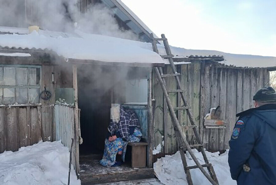 В Амурской области спасатели вынесли из огня пожилую женщину