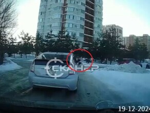 В микрорайоне Благовещенска водитель Toyota Prius которому посигналили достал пистолет и начал стрелять из окна видео