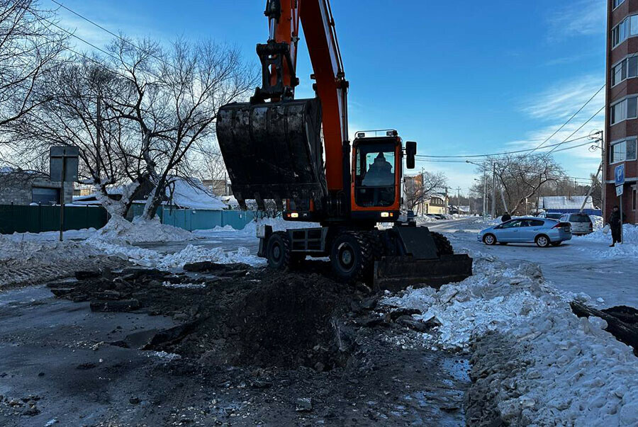 В центре Белогорска устраняют порыв водопровода видео