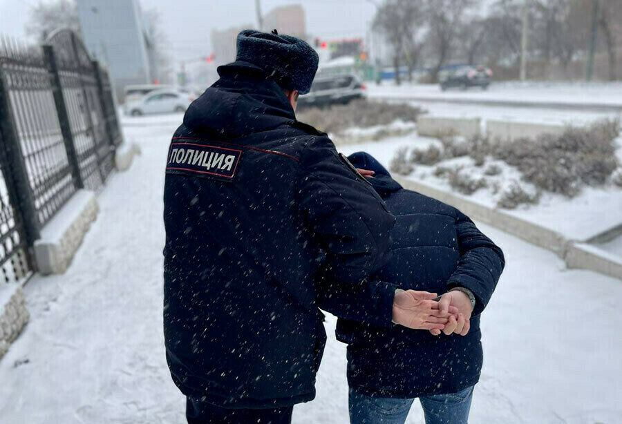 В Благовещенске задержали мужчину с пакетом наркотика купленного в интернете