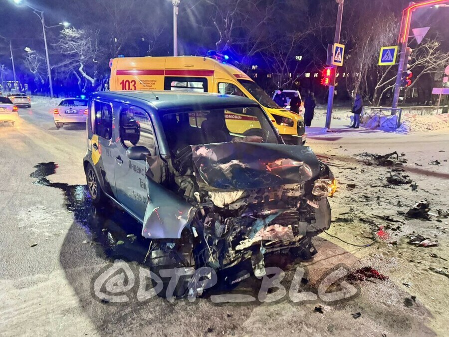 В центре Благовещенска жёстко столкнулись внедорожник и такси