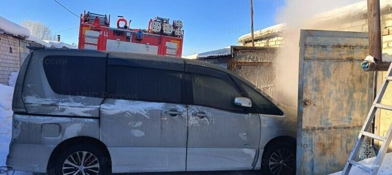 Гараж с машиной внутри загорелся в Приамурье 