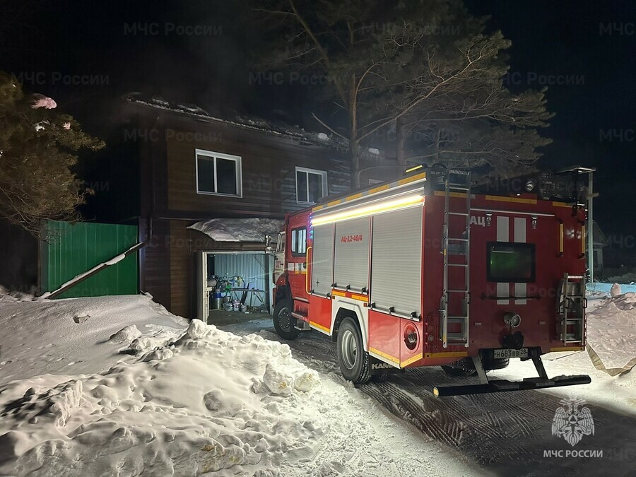 Под Благовещенском полыхнул двухэтажный дом пожарные назвали причину