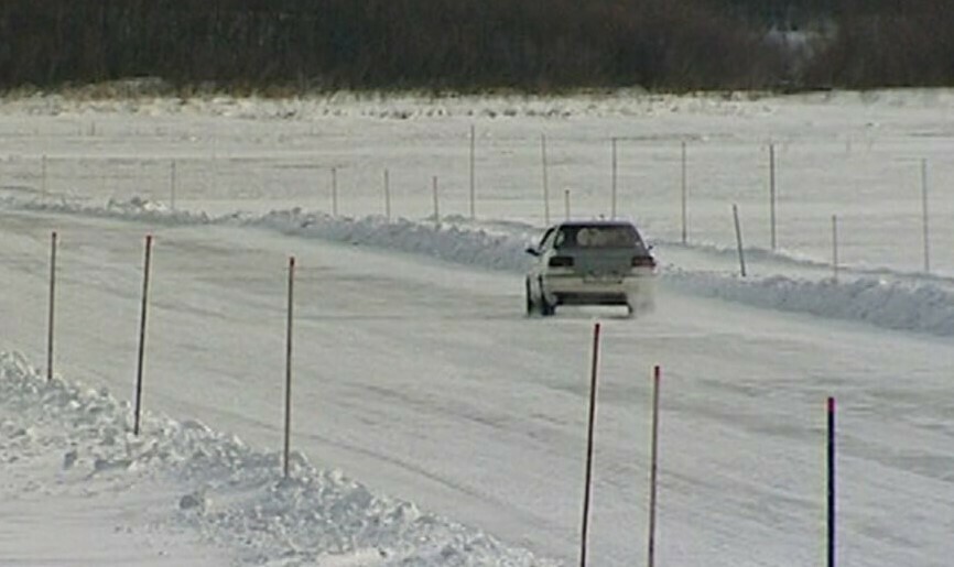 В Приамурье водители на свой страх и риск выезжают на лед Зеи несмотря на перекрытый блоками въезд