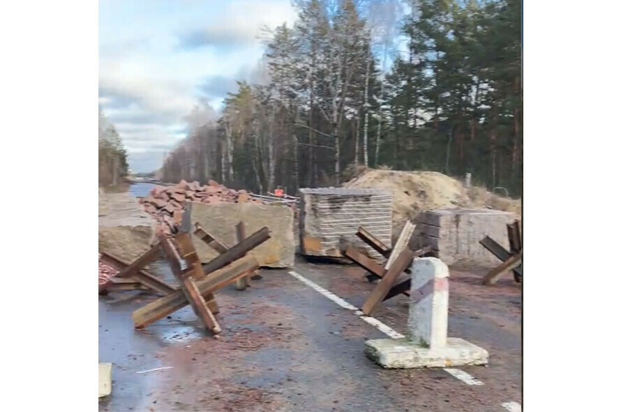 Противотанковые ежи установили на границе между Украиной и Белоруссией