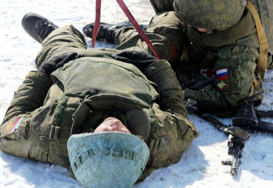 Почти в боевых условиях учатся оказывать медпомощь военнослужащие в Приамурье 