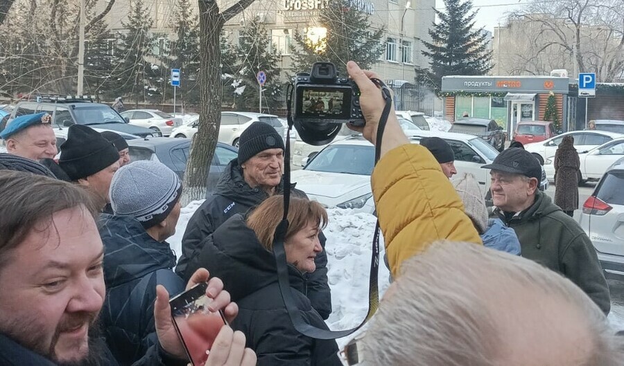 Такого в Благовещенском суде еще не было  известного амурского бизнесмена Александра Синькова после оглашения приговора встретили всеобщим ликованием