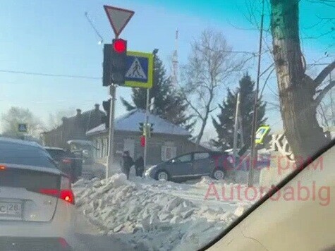 После ДТП в Благовещенске авто отлетело на дорожный знак Мэрия уже выставила счет видео