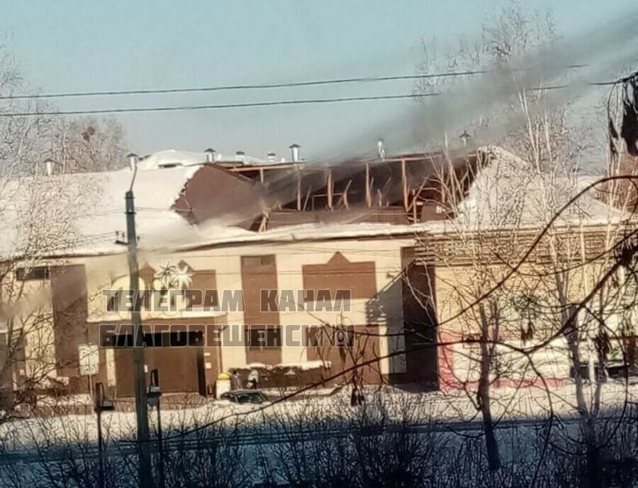 Крыша торгового центра рухнула под тяжестью снега в Шимановске 