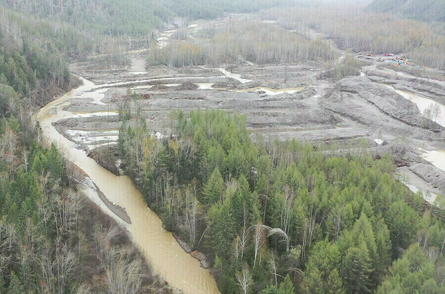 Золотодобытчиков загрязнивших реку в Амурской области обязали выплатить ущерб нанесенный природе