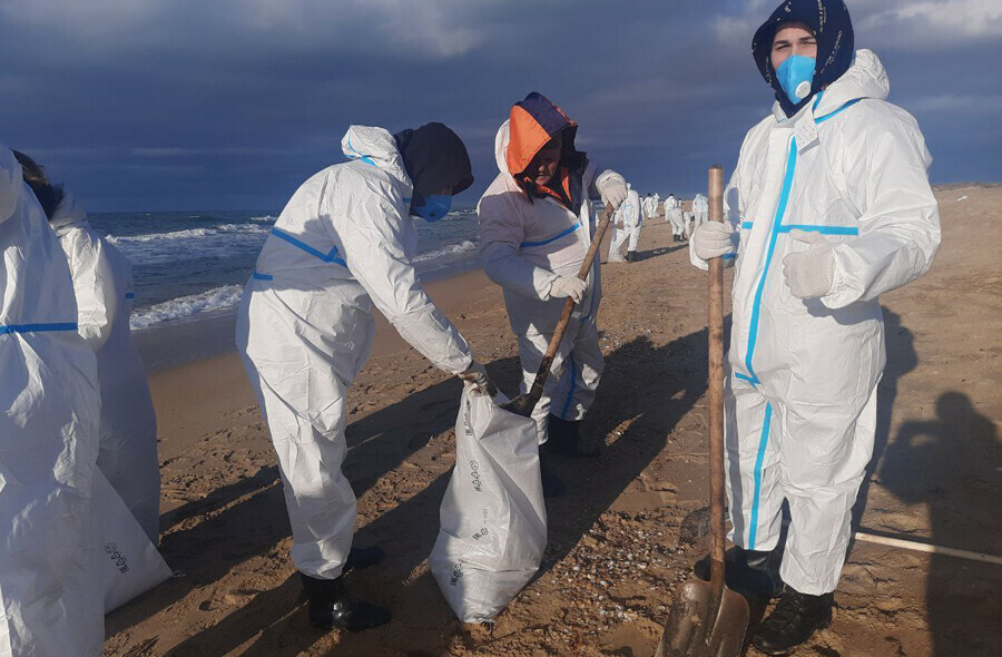 Мазут снова выбросило в Краснодарском крае Занесло его и в Азовское море