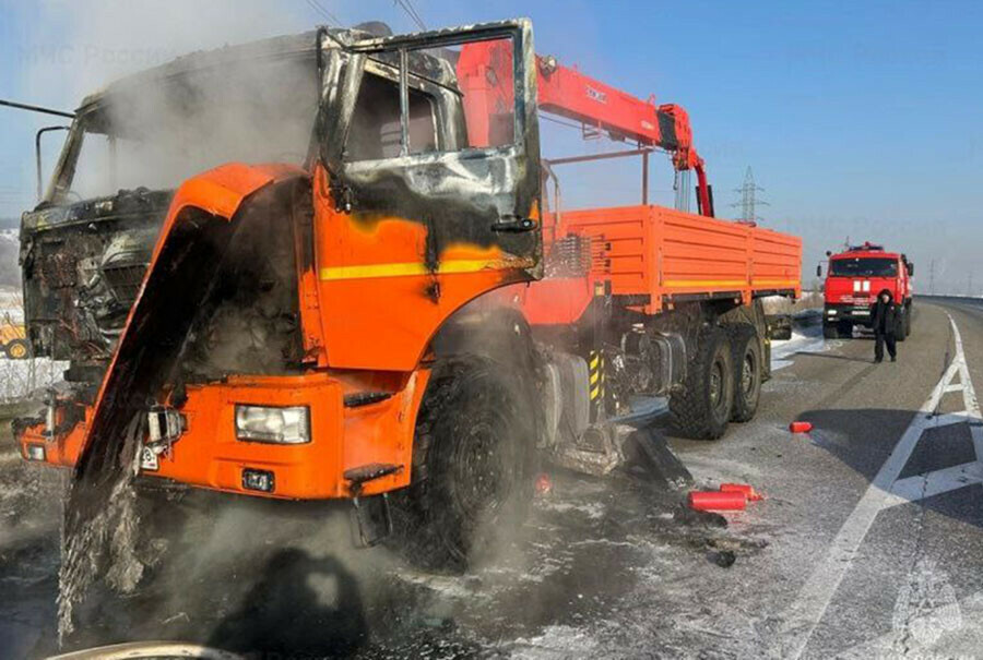 КамАЗ загорелся в Амурской области на дороге Объезд г Свободный фото