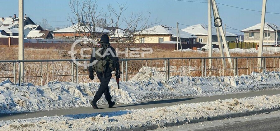 Благовещенцев напугал мужчина идущий по улице в экипировке с автоматом видео