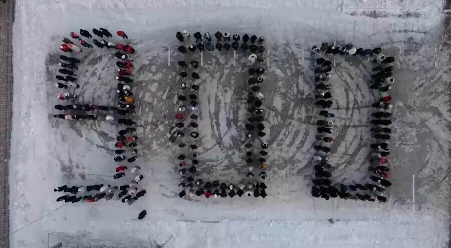 В центре Благовещенска люди выстроились в символичную цифру видео