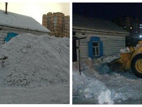 Возле частного дома в Благовещенске власти убрали огромную гору снега фото  