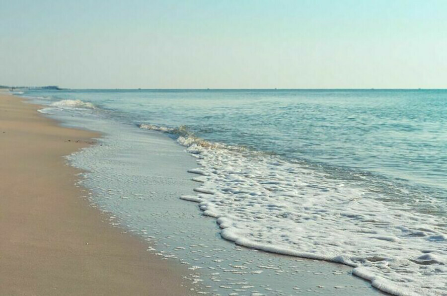 На побережье Анапы море снова вынесло мазут