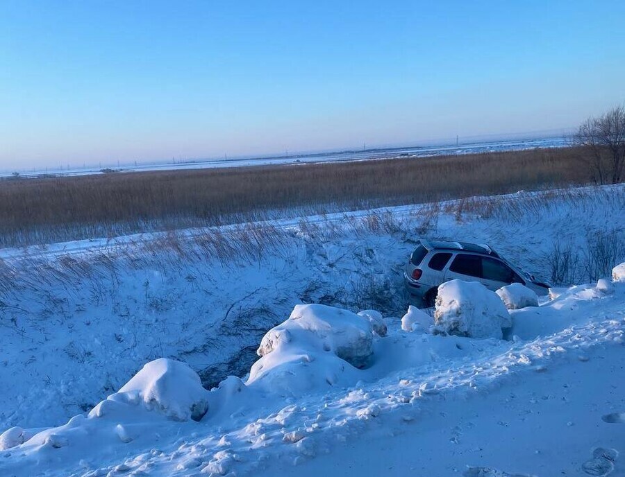 В Амурской области у автомобиля на трассе взорвалось колесо авто в кювете