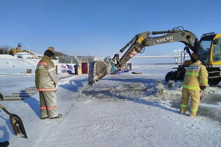 Ледяной бассейн возводят на набережной реки Зеи в Благовещенске фото