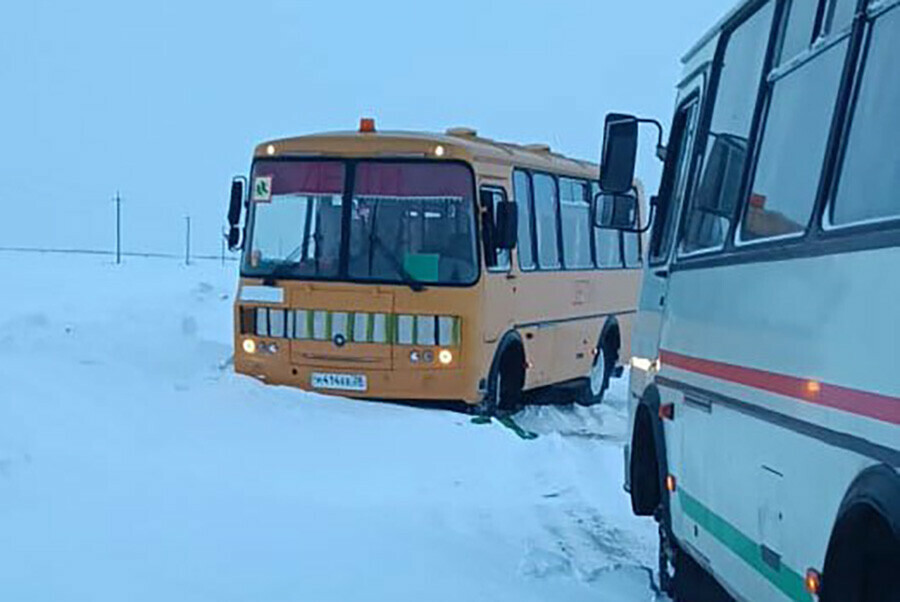 Амурский пожарный помог выбраться из снега школьному автобусу