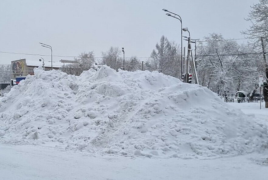 Снежные кучи высотой более 2 метров в Шимановске  привлекли внимание прокуратуры