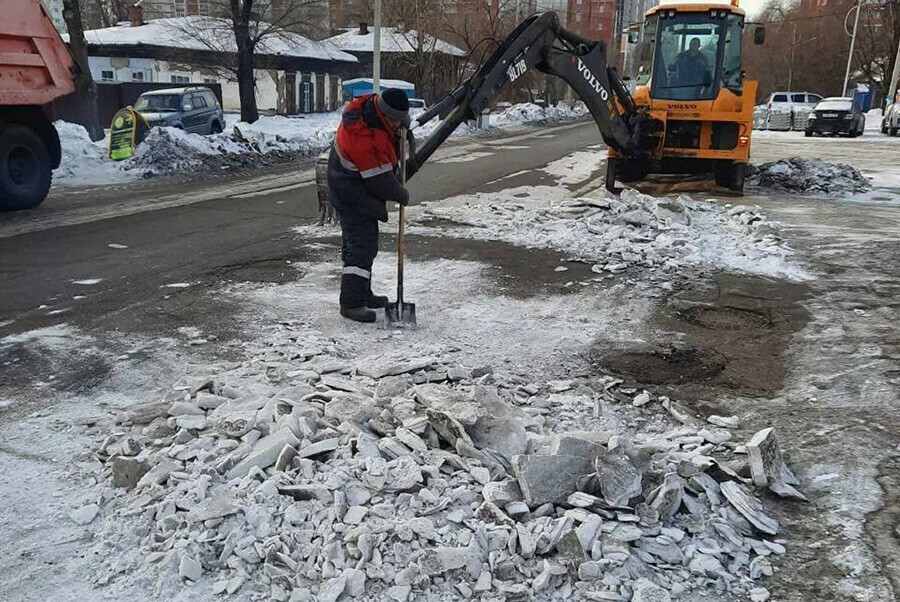 В Благовещенске ресурсники убрали лед там где проходят сети теплоснабжения