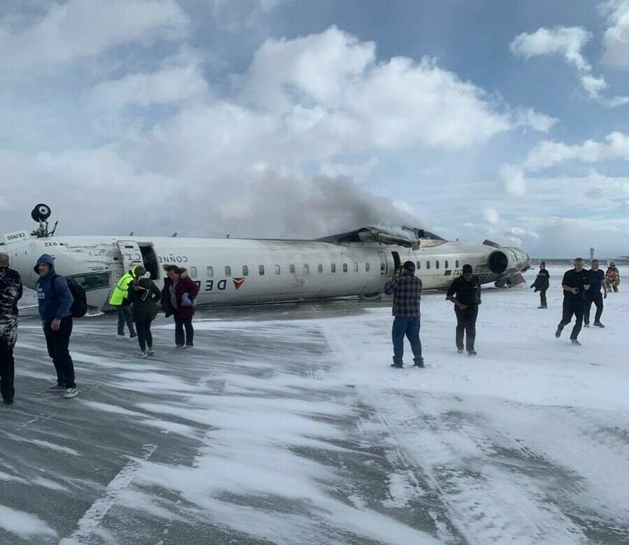 Самолет перевернулся на крышу при посадке в аэропорту Канады