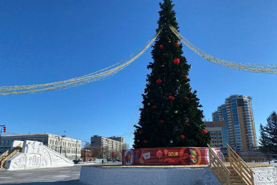 Стало известно когда с площади Благовещенска уберут новогодний городок