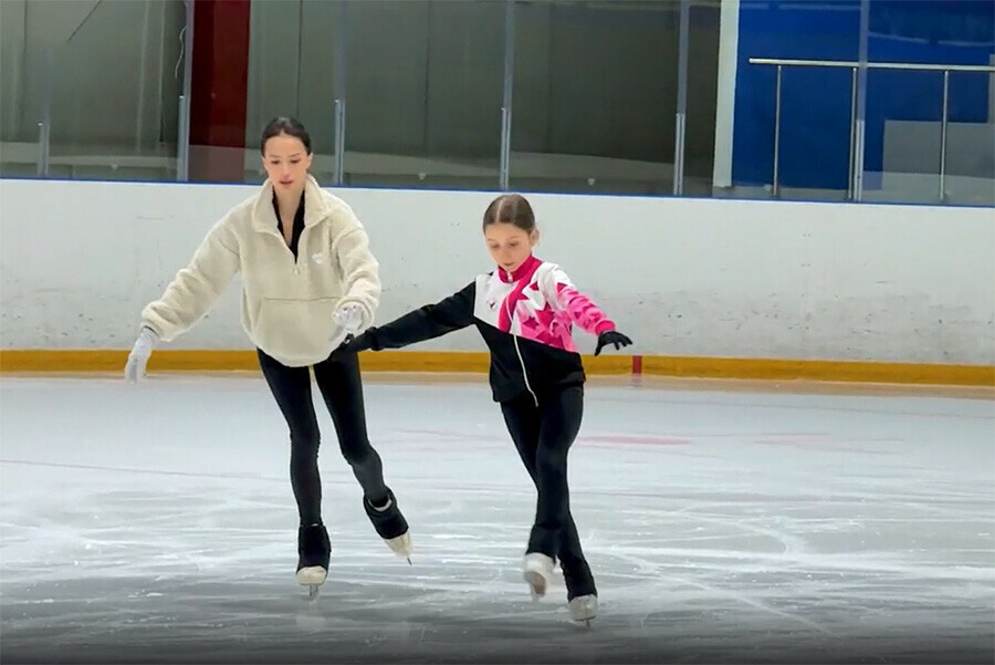 Опубликовано видео мастеркласса олимпийской чемпионки Алины Загитовой для юных фигуристок Благовещенска