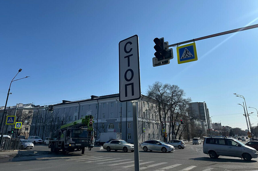 Дорожный знак нового формата появился на перекрёстке Благовещенска видео