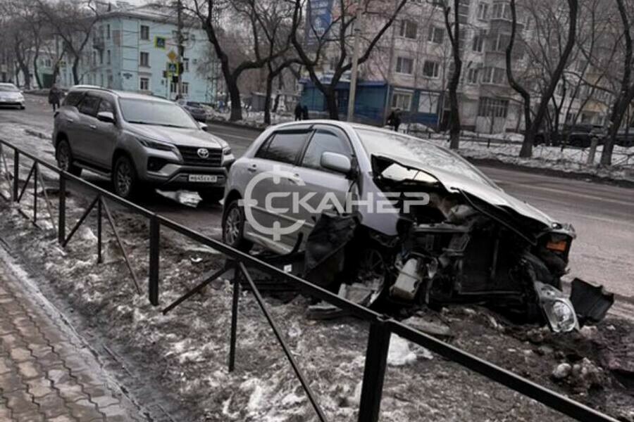 В центре Благовещенска жестко столкнулись авто фото