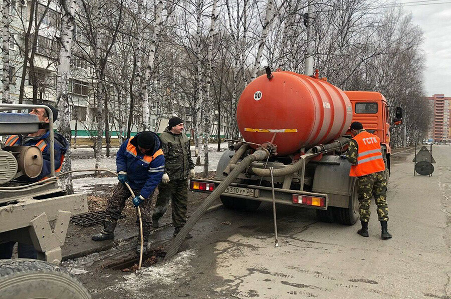 В Благовещенске прокалывают дождеприемные колодцы