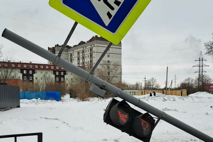 Погрузчик повалил светофор и дорожный знак в микрорайоне Благовещенска фото 