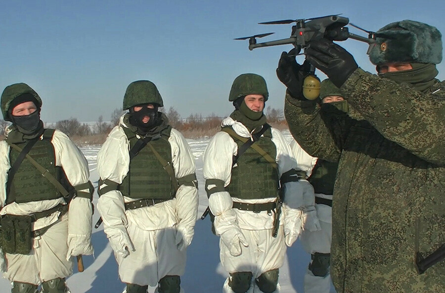 Вести воздушную разведку с квадрокоптеров учат военнослужащих в Амурской области 