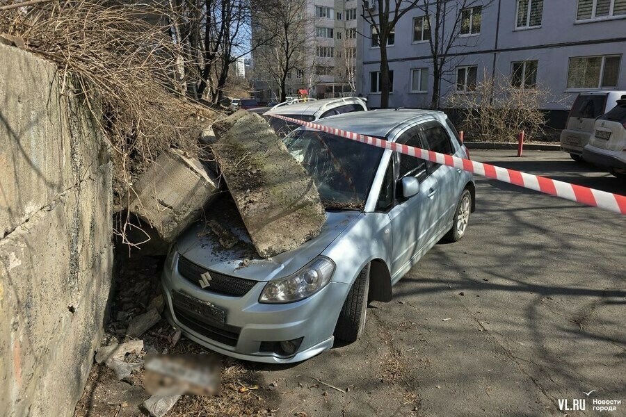 Подпорная стена рухнула на припаркованные авто во Владивостоке фото