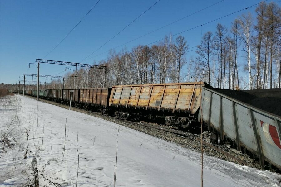 Появились фото с места схода грузовых вагонов в Приамурье