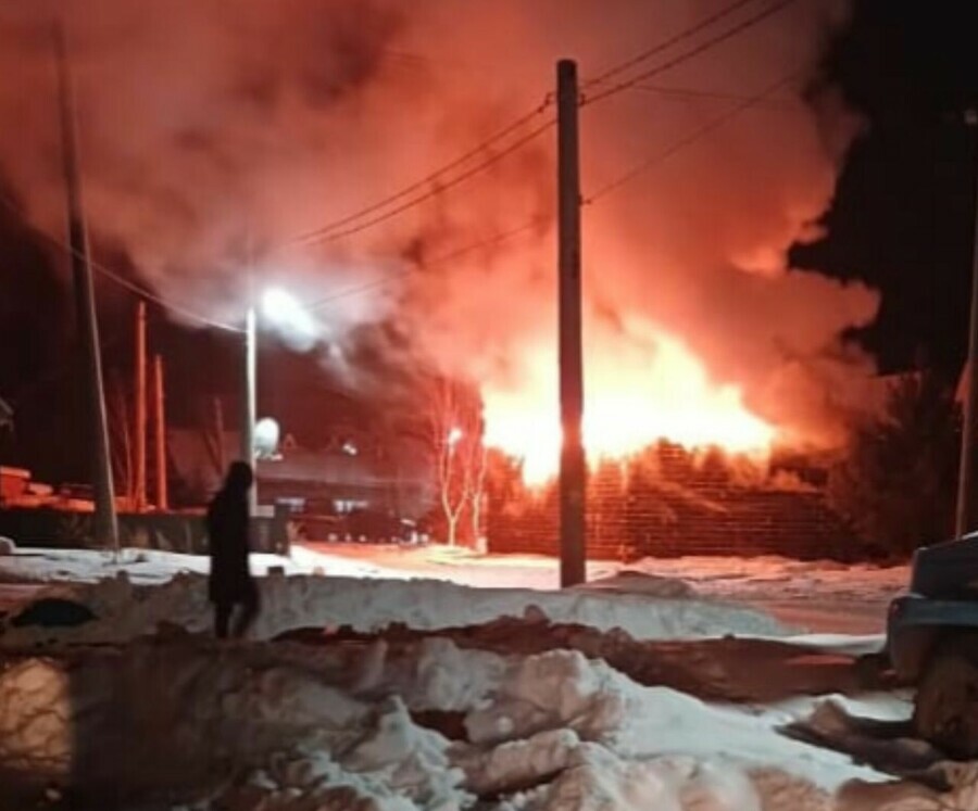 Оно будет долго гореть это же шпалы В Верхнезейске сгорел вместительный гараж его недавно построили