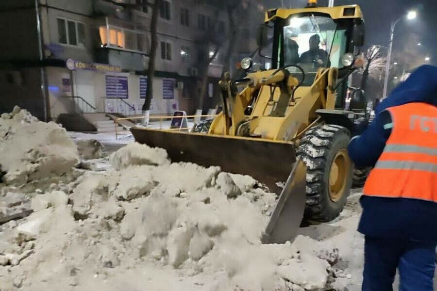 В Благовещенске убирают тротуары и дороги от снега и наледи Где запланированы работы в ближайшее время 