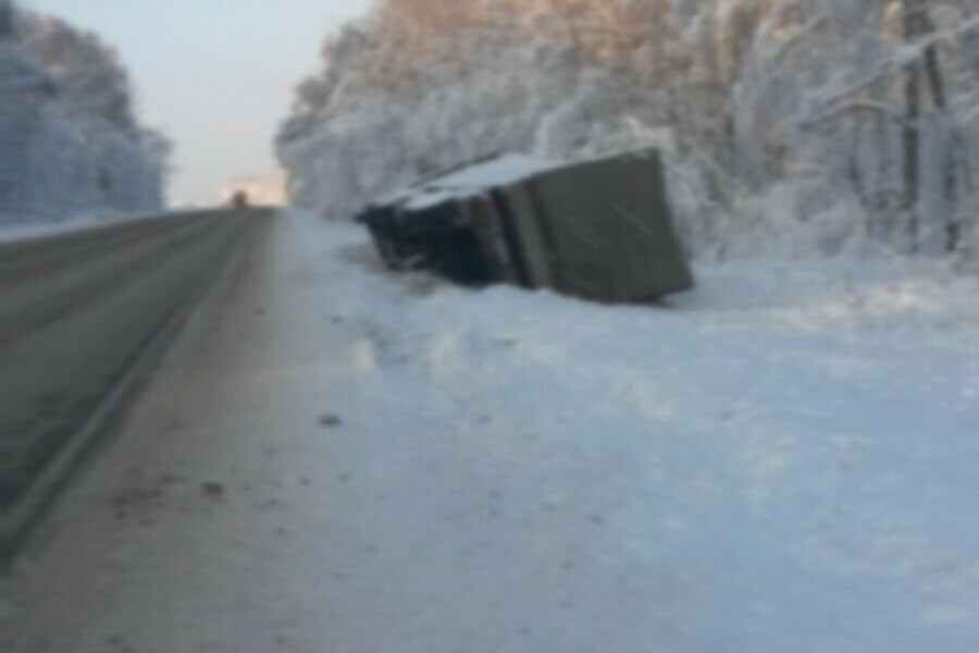 В Приамурье грузовой автомобиль упал на бок водитель скончался на месте 