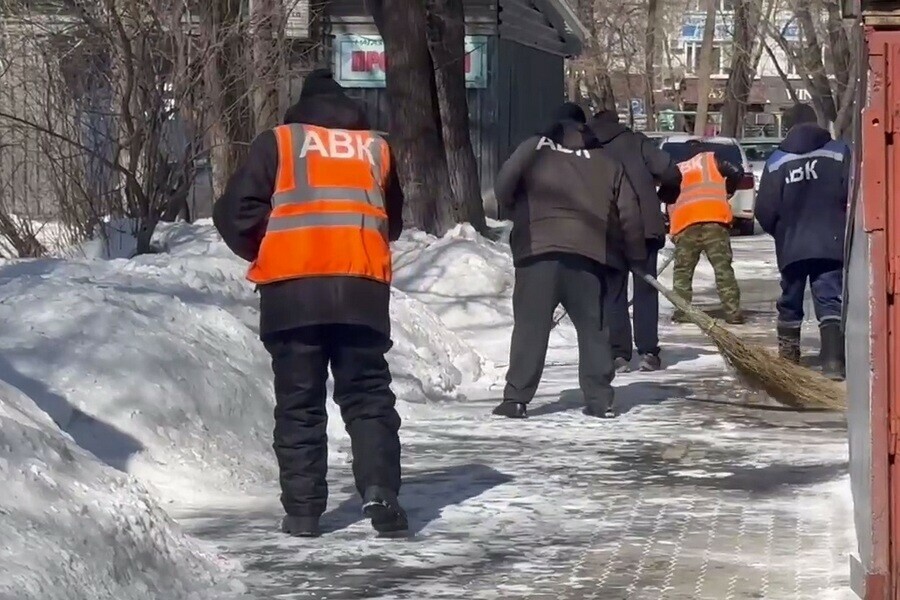 Власти Благовещенска объяснили по какому принципу управляйки убирают дворы от наледи