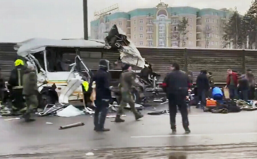 В Подмосковье грузовик протаранил колонну военных Четверо погибли десятки пострадали видео