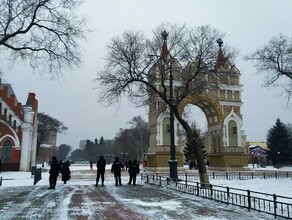 В Благовещенске на площади Победы несколько десятков человек собрались на несогласованный митинг фото