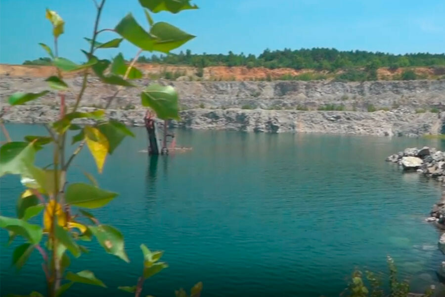 Карьер амурская область. Каменный карьер Благовещенск. Каменный карьер Благовещенск озеро. Каменный карьер Благовещенск Амурской области. Затопленный карьер Благовещенск.