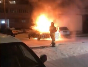 В Благовещенске ночью полыхало авто видео