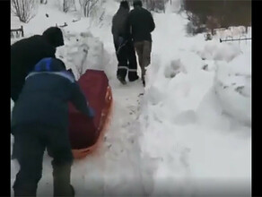 Страшные похороны на Сахалине родственники на санках везли гроб по заваленному снегом кладбищу 