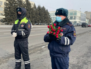 Сотрудники ГИБДД Амурской области необычно поздравили женщинводителей с наступающим 8 Марта